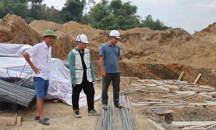 Đại diện chủ đầu tư, tư vấn giám sát thường xuyên có mặt tại công trường.