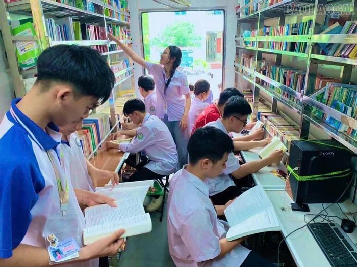 Xe thư viện lưu động của Thư viện tỉnh đưa sách đến phục vụ học sinh tại các trường học.