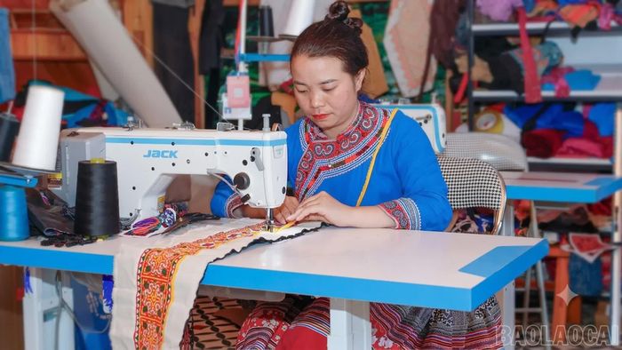  Bằng việc kết hợp nét đẹp văn hóa truyền thống với nhu cầu tiêu dùng hiện đại, dự án vừa góp phần giữ gìn bản sắc văn hóa vừa mở ra con đường khởi nghiệp hiệu quả. Trong ảnh: ﻿Chị Sùng Thị Xoa dùng máy may để hoàn thiện sản phẩm thổ cẩm giúp nâng cao năng suất. 