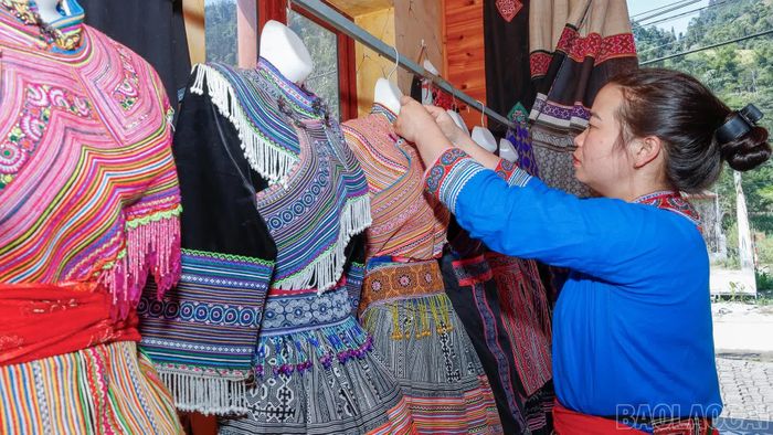 Với doanh thu đạt khoảng 12 triệu đồng/tháng từ bán sản phẩm và dịch vụ trải nghiệm, những “sợi chỉ” thổ cẩm đang từng bước tạo sinh kế, mang lại nguồn thu nhập ổn định và tự chủ cho phụ nữ vùng cao xã Bắc Hà.