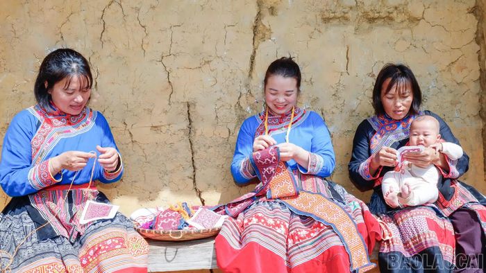 Các chị mong muốn mô hình tổ liên kết không chỉ giúp trao truyền nghề truyền thống mà còn tạo việc làm, mang lại nguồn thu nhập ổn định, giúp phụ nữ tự chủ kinh tế ngay tại bản làng.