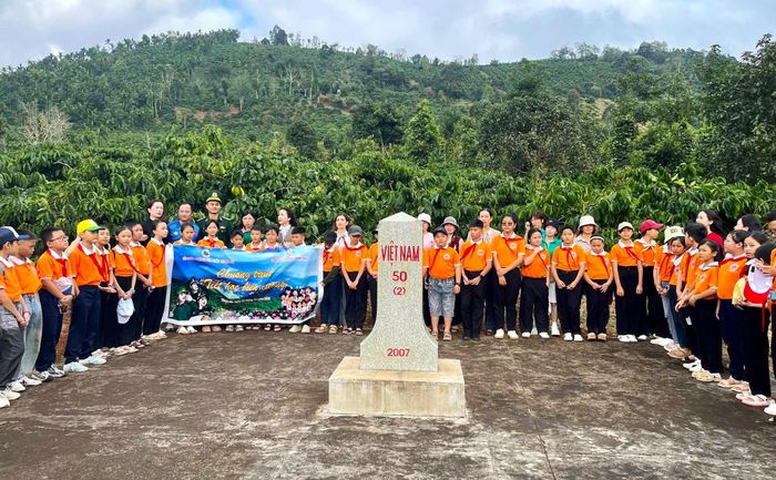 Đồn Biên phòng Thuận An phối hợp với Trường tiểu học Trần Phú tổ chức chương trình "Tiết học biên cương" để các em học sinh hiểu rõ hơn về chủ quyền lãnh thổ, đường biên, cột mốc quốc gia, từ đó bồi dưỡng lòng yêu nước, niềm tự hào dân tộc và ý thức trách nhiệm bảo vệ Tổ quốc