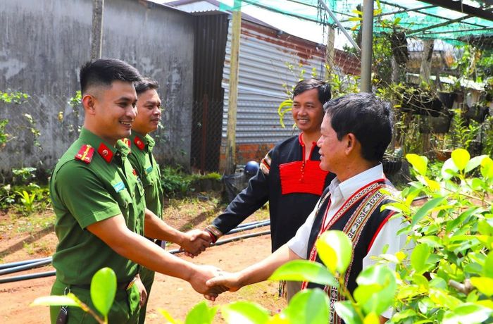 Cán bộ, chiến sĩ Công an xã Thuận An gặp gỡ, tuyên truyền người dân góp phần giữ vững an ninh trật tự vùng biên giới
