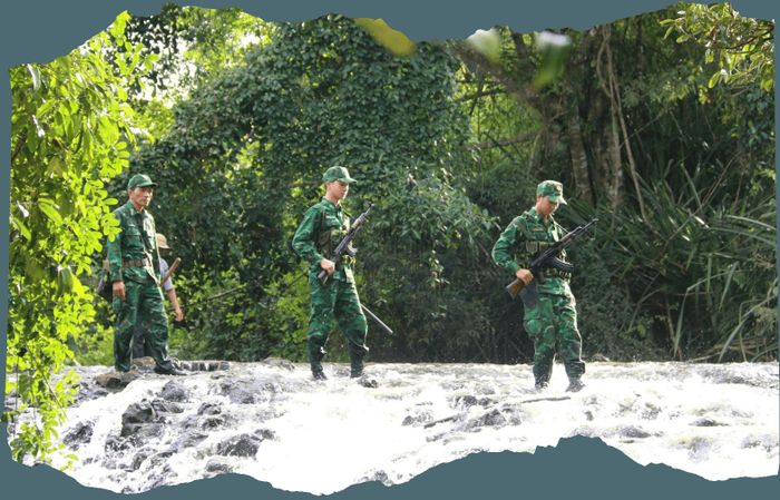 Với 60,1 km đường biên giới giáp với huyện Petchanda, tỉnh Mondulkiri (Campuchia), xã Thuận An hiện có 4 đơn vị biên phòng đứng chân quản lý khu vực biên giới. Trong ảnh: Chiến sĩ Đồn biên phòng Đắk Lao tuần tra, kiểm soát biên giới tại khu vực suối Đắk Đam do đơn vị quản lý