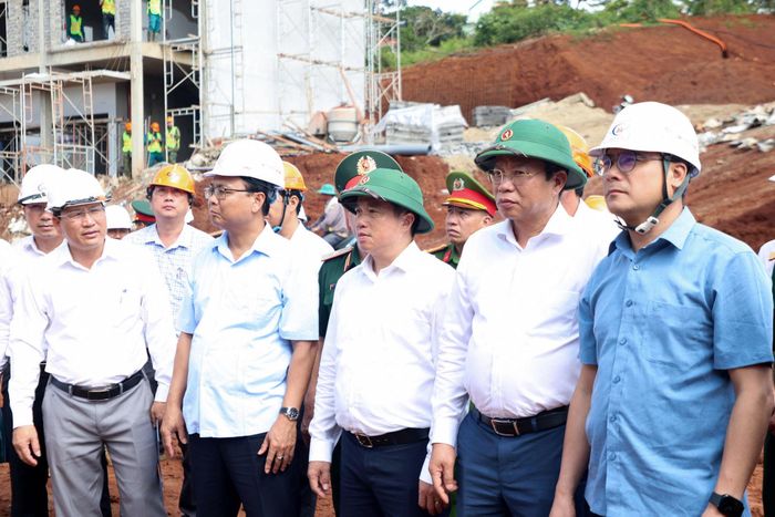Các đồng chí: Y Thanh Hà Niê Kđăm, Ủy viên Ban Chấp hành Trung ương Đảng, Bí thư Tỉnh ủy, Trưởng Đoàn ĐBQH tỉnh Lâm Đồng; Đặng Hồng Sỹ, Phó Bí thư Thường trực Tỉnh ủy; Lưu Văn Trung, Phó Bí thư Tỉnh ủy, Chủ tịch HĐND tỉnh kiểm tra thi công trường nội trú liên cấp xã Quảng Trực