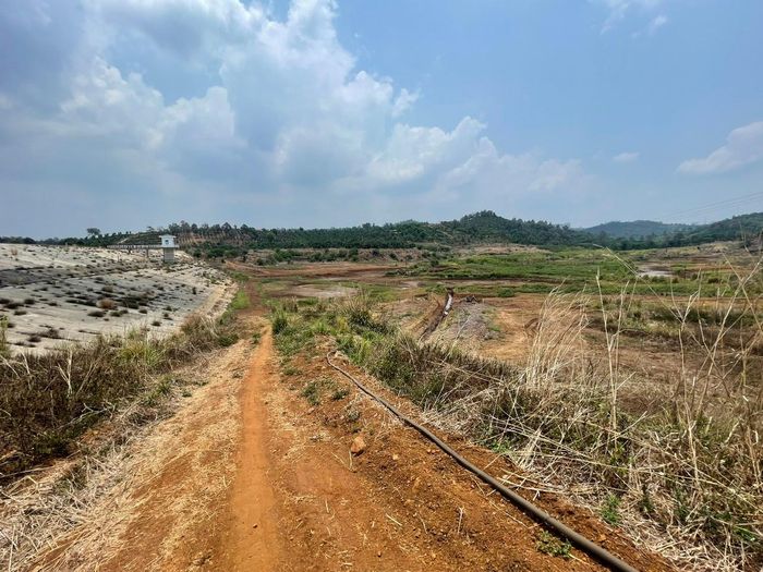 Khô hạn tại xã Thuận An trong mùa khô năm 2026, nguồn nước tưới khó khăn, khiến đất sản xuất khô cằn