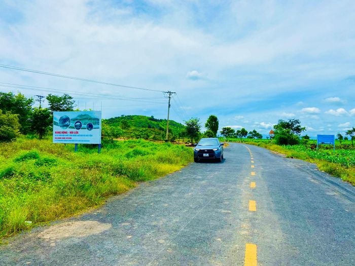 Tuyến đường liên xã được đầu tư, nâng cấp giúp việc vận chuyển nông sản, thu hoạch bắp của người dân thuận lợi hơn
