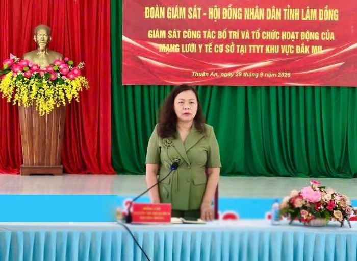 Đồng chí Nguyễn Thị Thuận Bích, Tỉnh ủy viên, Phó Chủ tịch HĐND tỉnh ghi nhận những kết quả đạt được của Trung tâm Y tế khu vực Đắk Mil