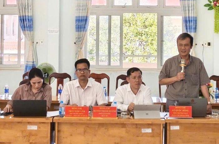 Ông Lê Quốc Đông, Phó Trưởng Ban Pháp chế, HĐND tỉnh, thành viên đoàn giám sát trao đổi tại buổi làm việc