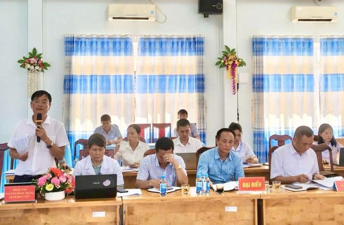 Ông Nguyễn Đăng Trung, Giám đốc Trung tâm Y tế khu vực Đắk Mil báo cáo hoạt động khám, chữa bệnh của đơn vị