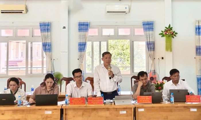 Ông Huỳnh Thanh Huynh, Phó Giám đốc Sở Y tế, thành viên đoàn giám sát trao đổi về hoạt động y tế tại cơ sở khu vực Đắk Mil