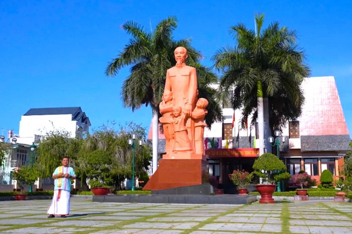 Phóng viên Long Văn Thiệu thể hiện ca khúc trước tượng đài Bác Hồ tại Bảo tàng Hồ Chí Minh - Chi nhánh Bình Thuận