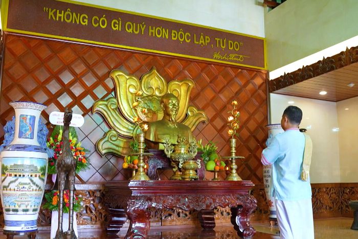 Phóng viên Long Văn Thiệu kính viếng Bác Hồ tại Bảo tàng Hồ Chí Minh - Chi nhánh Bình Thuận