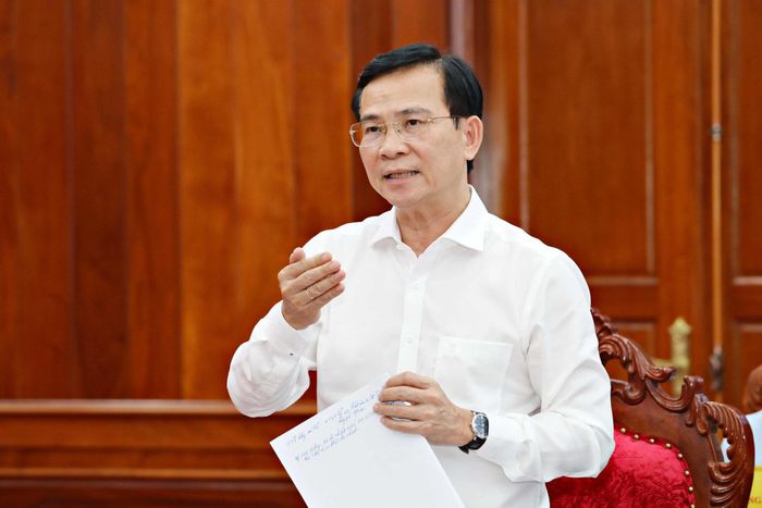 Ủy viên Ban Chấp hành Trung ương Đảng, Phó Bí thư Tỉnh ủy, Chủ tịch UBND tỉnh Hồ Văn Mười chỉ đạo việc kiên quyết chấn chỉnh công tác giải quyết thủ tục hành chính về đất đai