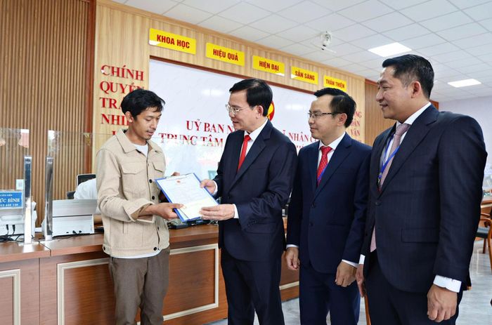 Ủy viên Ban Chấp hành Trung ương Đảng, Phó Bí thư Tỉnh ủy, Chủ tịch UBND tỉnh Hồ Văn Mười trực tiếp trao giấy khai sinh cho người dân xã Nhân Cơ khi lần đầu thực hiện thủ tục hành chính tại Trung tâm Phục vụ hành chính công địa phương