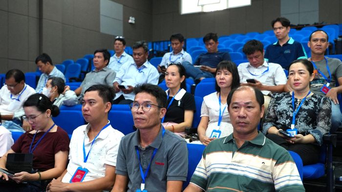 Cán bộ, viên chức, người lao động Báo và PTTH Lâm Đồng dự hội nghị tại điểm cầu cơ sở Phú Thủy. (Ảnh: Ngọc Hiển)