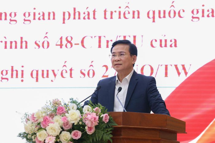 Đồng chí Hồ Văn Mười, Ủy viên Ban Chấp hành Trung ương Đảng, Phó Bí thư Tỉnh ủy, Chủ tịch UBND tỉnh quán triệt các nội dung tại hội nghị