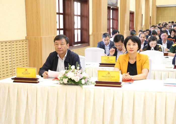 Các đồng chí: Phạm Thị Phúc, Phó Bí thư Tỉnh ủy, Chủ tịch Ủy ban MTTQ Việt Nam tỉnh (hàng đầu bên phải); Bùi Thắng, Phó Bí thư Tỉnh ủy (hàng đầu bên trái) tham dự hội nghị