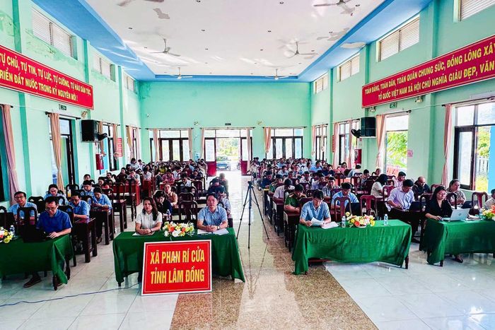 Cán bộ xã Phan Rí Cửa tham dự hội nghị