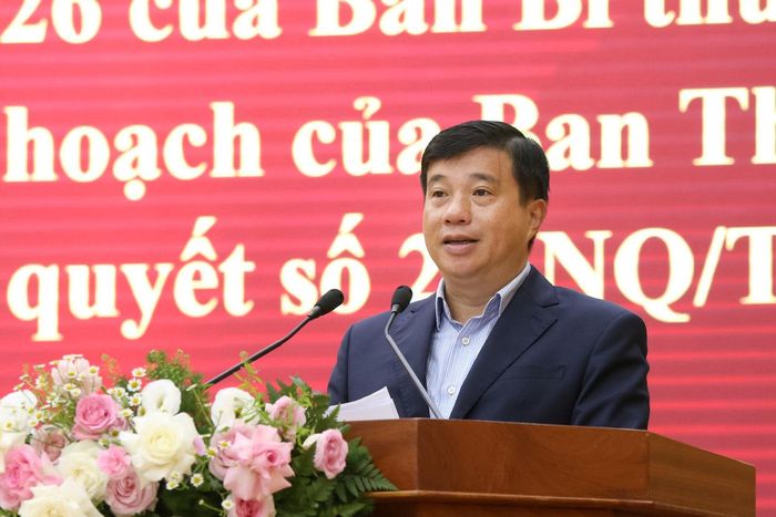 Đồng chí Y Thanh Hà Niê Kđăm, Ủy viên Ban Chấp hành Trung ương Đảng, Bí thư Tỉnh ủy, Trưởng Đoàn ĐBQH tỉnh quán triệt các nội dung tại hội nghị