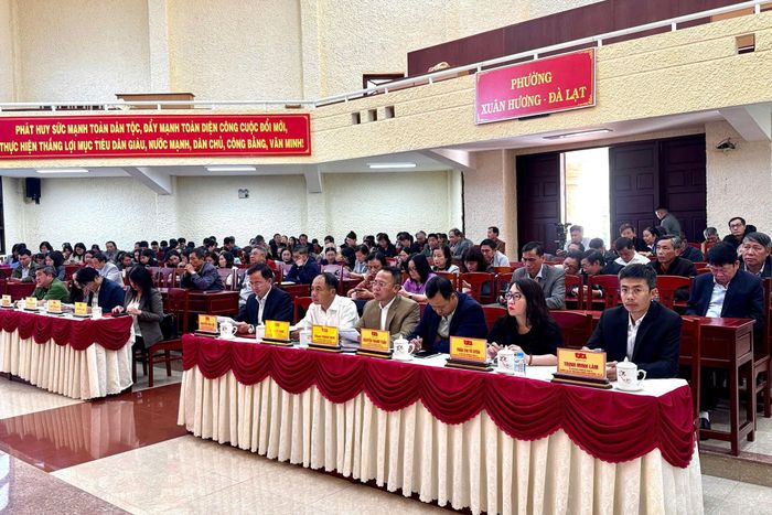 Cán bộ, đảng viên phường Xuân Hương - Đà Lạt tham gia học tập nghị quyết. (Ảnh: Diễm Thương)