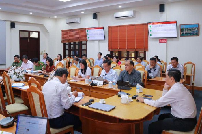 Cán bộ, đảng viên phường Phan Thiết tham gia quán triệt nghị quyết của Bộ Chính trị. (Ảnh: Minh Vân)
