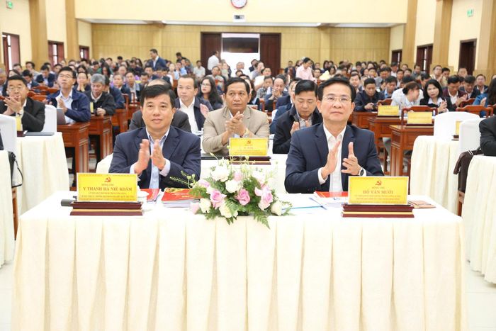 Các đồng chí: Y Thanh Hà Niê Kđăm, Ủy viên Ban Chấp hành Trung ương Đảng, Bí thư Tỉnh ủy, Trưởng Đoàn ĐBQH tỉnh (hàng đầu bên trái); Hồ Văn Mười, Ủy viên Ban Chấp hành Trung ương Đảng, Phó Bí thư Tỉnh ủy, Chủ tịch UBND tỉnh (hàng đầu bên phải) tham dự hội nghị
