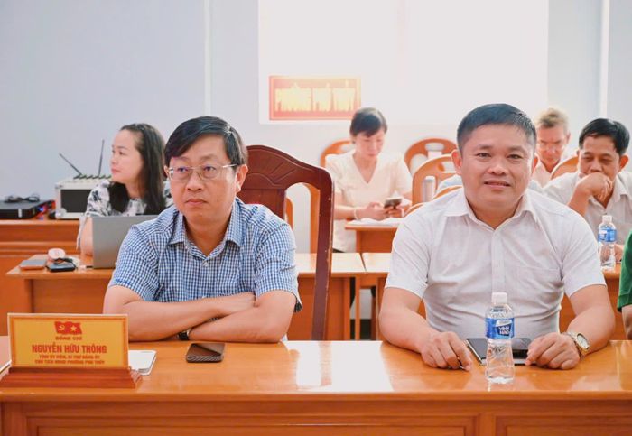 Tỉnh ủy viên, Bí thư Đảng ủy phường Phú Thủy Nguyễn Hữu Thông tham gia học tập, quán triệt nghị quyết. (Ảnh: Minh Vân)