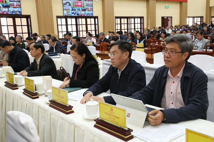 Các đồng chí Tỉnh ủy viên tham dự hội nghị