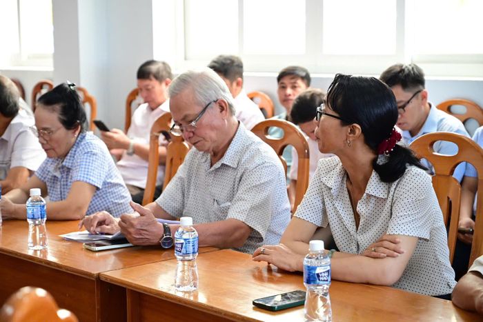 Cán bộ lão thành, hưu trí phường Phú Thủy tham gia hội nghị quán triệt nghị quyết của Bộ Chính trị. (Ảnh: Minh Vân)