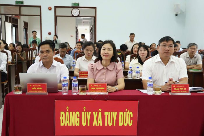 Cán bộ, đảng viên xã Tuy Đức theo dõi hội nghị. (Ảnh: Dương Phong)