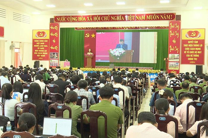 Các đại biểu dự và theo dõi hội nghị tại điểm cầu xã Đức An. (Ảnh: Lê Phước)