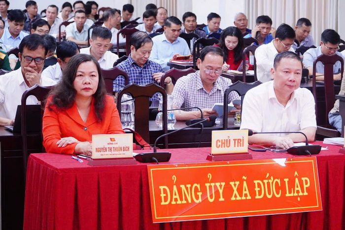 Đồng chí Nguyễn Thị Thuận Bích, Tỉnh ủy viên, Phó Chủ tịch HĐND tỉnh (hàng đầu bên trái) tham dự hội nghị tại điểm cầu Đảng ủy xã Đức Lập. (Ảnh: Dương Phong)