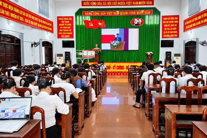 Cán bộ, đảng viên, người lao động xã Cư Jút tham gia học tập, quán triệt nghị quyết. (Ảnh: Đặng Hiền)