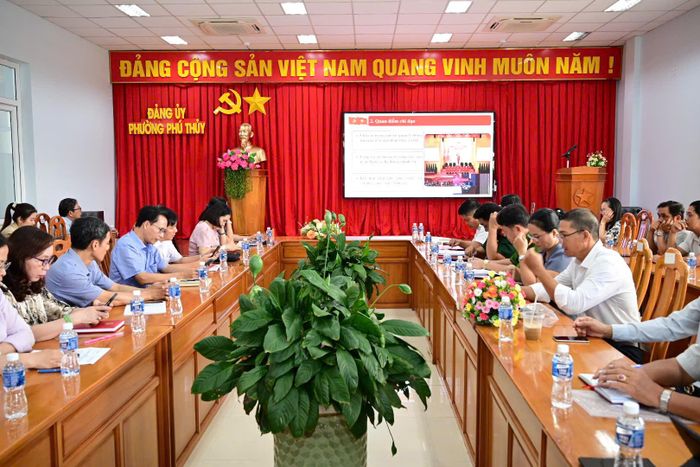 Tập thể cán bộ, viên chức phường Phú Thủy tham gia Hội nghị trực tuyến quán triệt nghị quyết của Bộ Chính trị. (Ảnh: Minh Vân)