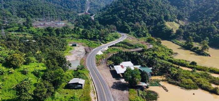 Một đoạn Quốc lộ 28B qua xã Phan Sơn, dưới chân đèo Đại Ninh