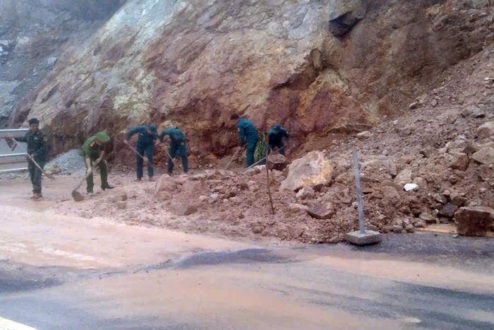 Lực lượng công an, quân đội dọn dẹp đất đá, bảo đảm Quốc lộ 28B luôn thông suốt