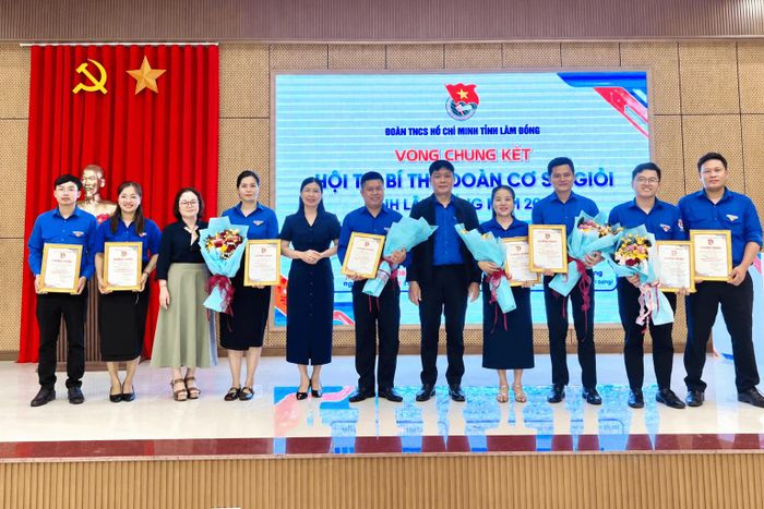 Ban Tổ chức trao giải cho các thí sinh xuất sắc nhất tại hội thi