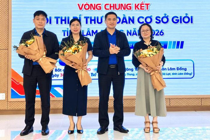 Tỉnh ủy viên, Phó Chủ tịch Ủy ban MTTQ Việt Nam tỉnh, Bí thư Tỉnh Đoàn Lâm Đồng Trương Minh Quang tặng hoa Ban Giám khảo hội thi