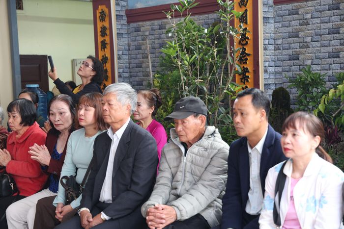 Người dân địa phương và du khách về ngưỡng vọng chiêm bái