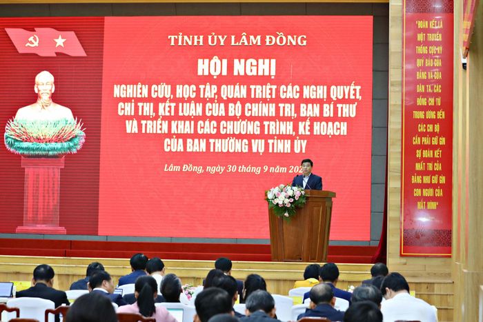 Đồng chí Y Thanh Hà Niê Kđăm, Ủy viên Ban Chấp hành Trung ương Đảng, Bí thư Tỉnh ủy, Trưởng Đoàn ĐBQH tỉnh phát biểu kết luận hội nghị