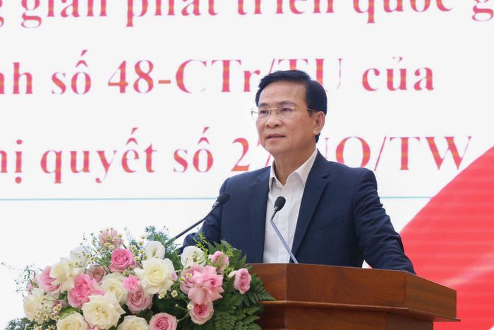 Đồng chí Hồ Văn Mười, Ủy viên Ban Chấp hành Trung ương Đảng, Phó Bí thư Tỉnh ủy, Chủ tịch UBND tỉnh quán triệt các nội dung tại hội nghị