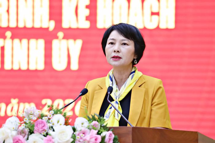 Đồng chí Phạm Thị Phúc, Phó Bí thư Tỉnh ủy, Chủ tịch Ủy ban MTTQ Việt Nam tỉnh quán triệt các chỉ thị, chuyên đề tại hội nghị
