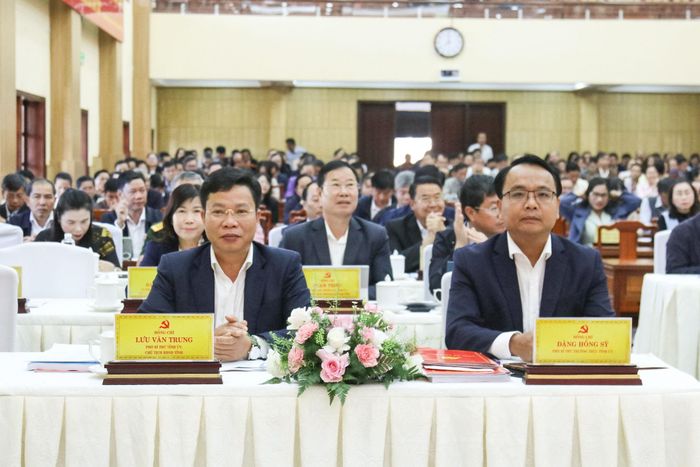 Các đồng chí: Đặng Hồng Sỹ, Phó Bí thư Thường trực Tỉnh ủy (hàng đầu bên phải); Lưu Văn Trung, Phó Bí thư Tỉnh ủy, Chủ tịch HĐND tỉnh (hàng đầu bên trái) tham dự hội nghị