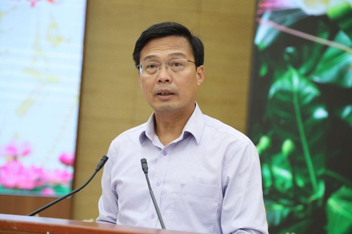 Đồng chí Đinh Văn Tuấn, Tỉnh ủy viên, Phó Chủ tịch UBND tỉnh Lâm Đồng phát biểu phát động Chiến dịch "60 ngày đêm cao điểm khám sức khỏe định kỳ, khám sàng lọc miễn phí cho người dân”
