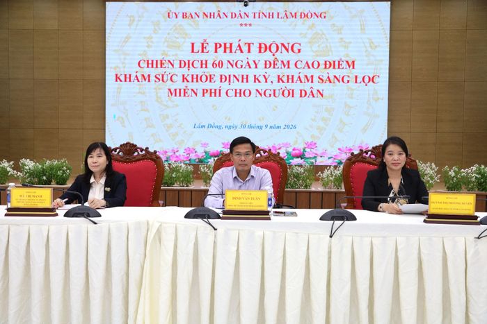 Các đồng chí: Hà Thị Hạnh (bên trái), Ủy viên Ban Thường vụ Tỉnh ủy, Phó Chủ tịch Ủy ban MTTQ Việt Nam tỉnh; Đinh Văn Tuấn (ở giữa), Tỉnh ủy viên, Phó Chủ tịch UBND tỉnh; Huỳnh Thị Phương Duyên (bên phải), Giám đốc Sở Y tế chủ trì buổi lễ