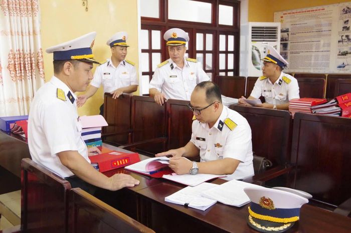 Đoàn công tác của Bộ Tư lệnh Vùng 2 Hải quân kiểm tra hệ thống văn kiện, sổ sách các mặt công tác tại Lữ đoàn 681
