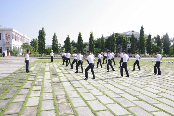 Đoàn công tác của Bộ Tư lệnh Vùng 2 Hải quân kiểm tra 16 động tác võ, 35 thế liên quyền của cán bộ, chiến sĩ Lữ đoàn 681