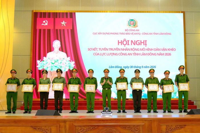Trao Giấy khen của Công an tỉnh Lâm Đồng cho tập thể, cá nhân đã có thành tích trong xây dựng, nhân rộng mô hình dân vận khéo của lực lượng Công an tỉnh Lâm Đồng