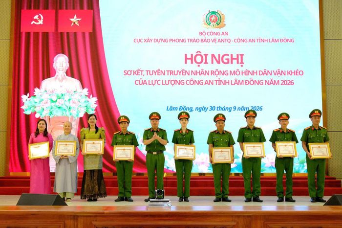 Trao Giấy khen của Công an tỉnh Lâm Đồng cho tập thể, cá nhân đã có thành tích trong xây dựng, nhân rộng mô hình dân vận khéo của lực lượng Công an tỉnh Lâm Đồng